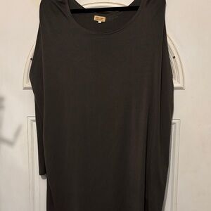 Elegant Black Women's Top /P2P 27, Length 29
SZ: S but is very loose baggy wear